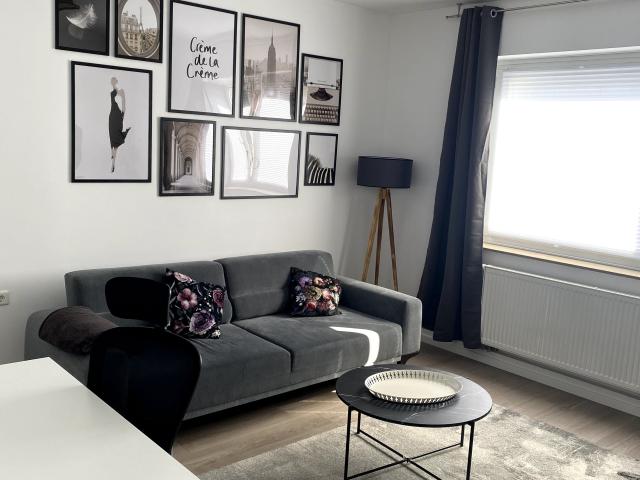 Bright, fully renovated 2 room apartment with eat in kitchen & balcony in Düsseldorf Eller