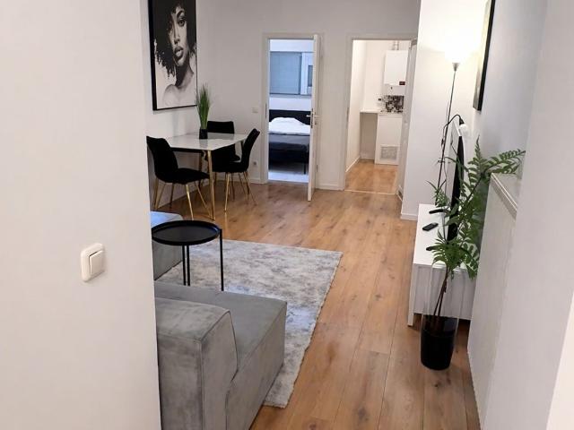 Bright Furnished Apartment with Balcony & Workspace | U2 Connection, Munchen Amsterdam Apartments for Rent