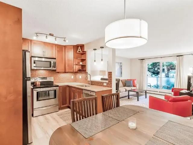 Bright, furnished condo, Ground level inner city in Sunnyside — 3 Bedrooms Condo Unit
