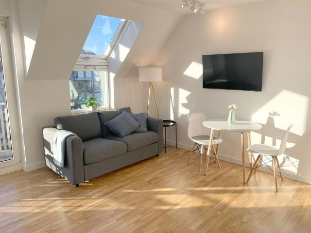 Bright furnished flat with balcony in quiet green Wiederitsch, Leipzig Amsterdam Apartments for Rent