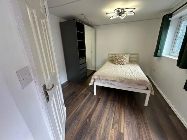 Bright Furnished Studio Near Heathrow