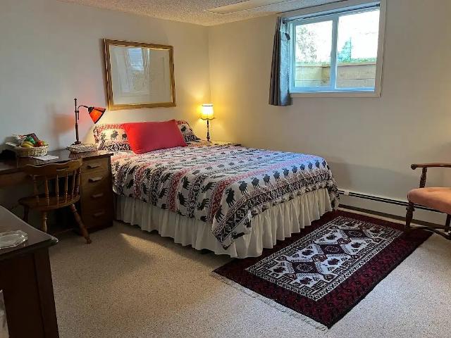 Bright furnished Very large room, safe upscale neighborhood Pump Hill SW