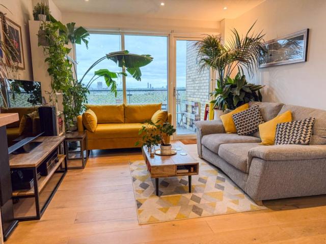 Bright furnished 1 bedroom flat in East Village