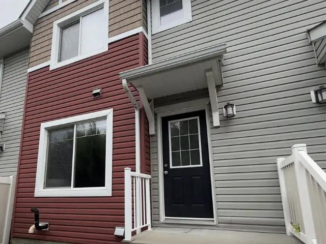 Bright furnished 3 bed townhome Minutes to Whitemud & Henday
