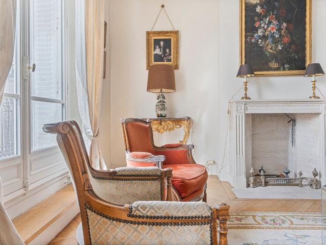 Bright Haussmann style apartment with a full length balcony – 16th, Paris Amsterdam Apartments for Rent