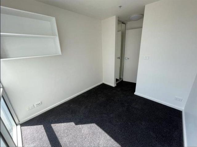 Bright Hawthorn Apartment in Prime Student Friendly Location