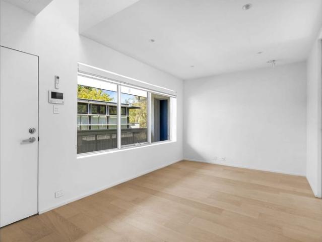 Bright One Bedder with Sunny Balcony
