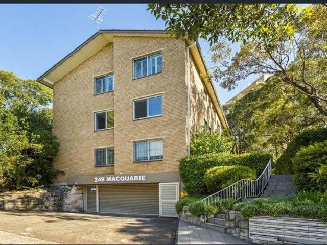 Bright One Bedroom Apartment with Spacious Sunroom in Prime Cammeray Location