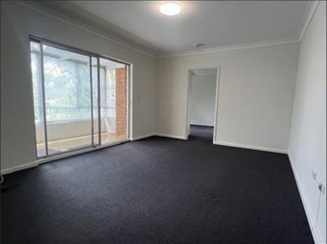 Bright One Bedroom Apartment with Spacious Sunroom in Prime Cammeray Location