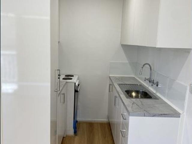 Bright One Bedroom Unit in Albion