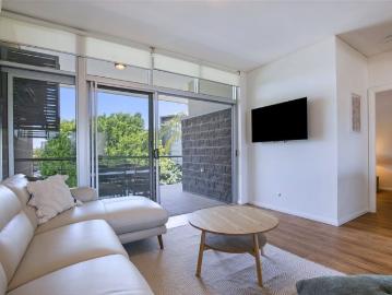 Bright, open plan, furnished contemporary living Bulimba