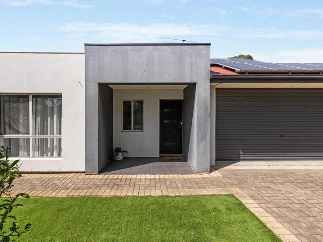 Bright Open Plan Living with a Paved Courtyard!