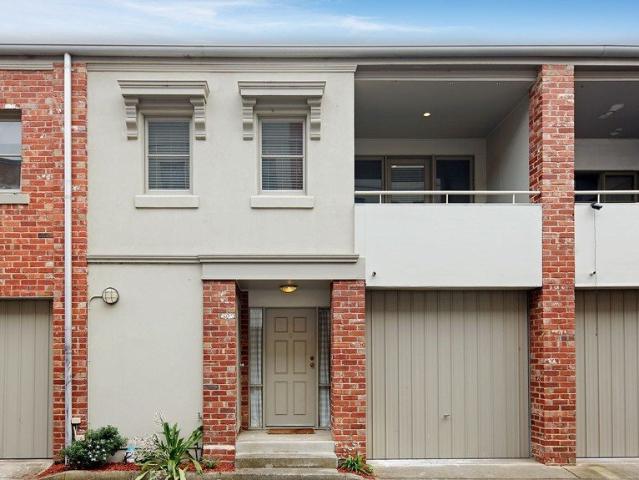 Bright & Low Maintenance Townhouse in a Prime City Fringe Location