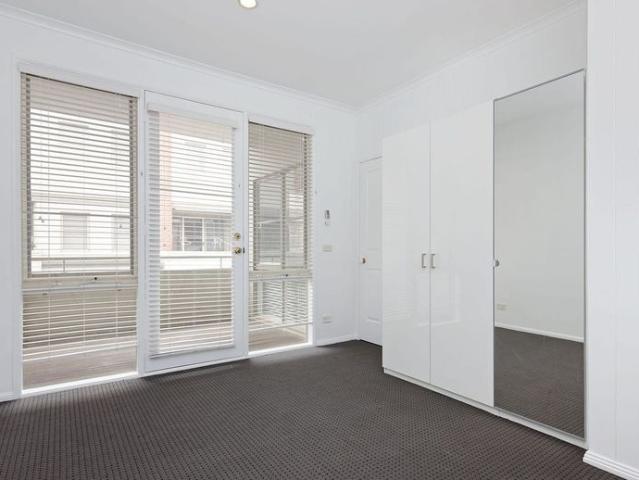 Bright & Low Maintenance Townhouse in a Prime City Fringe Location
