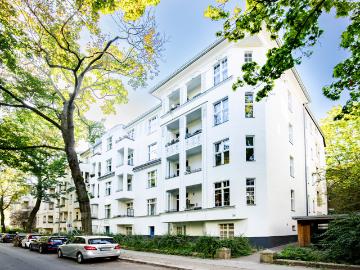 Bright, large and modern 3 room apartment in a fantastic Altbau building