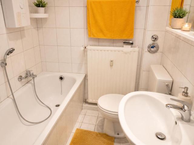 Bright, light filled apartment with parking – Prime location near airport, Ratingen Amsterdam Apartments for Rent