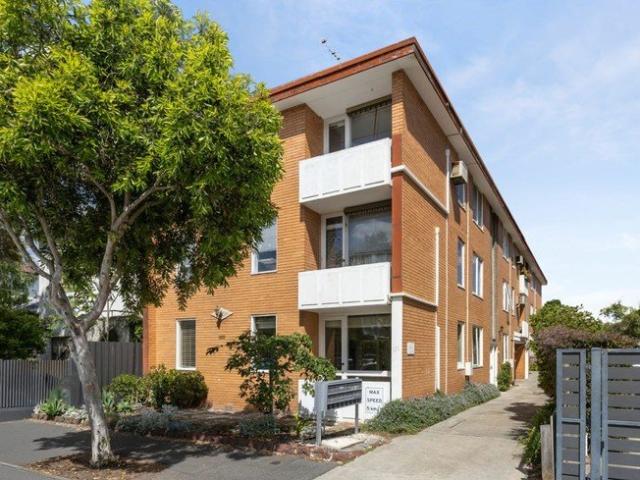 Bright, Light Filled Ground Floor 3 Bedroom Apartment in a Great Balaclava Location | $775pw