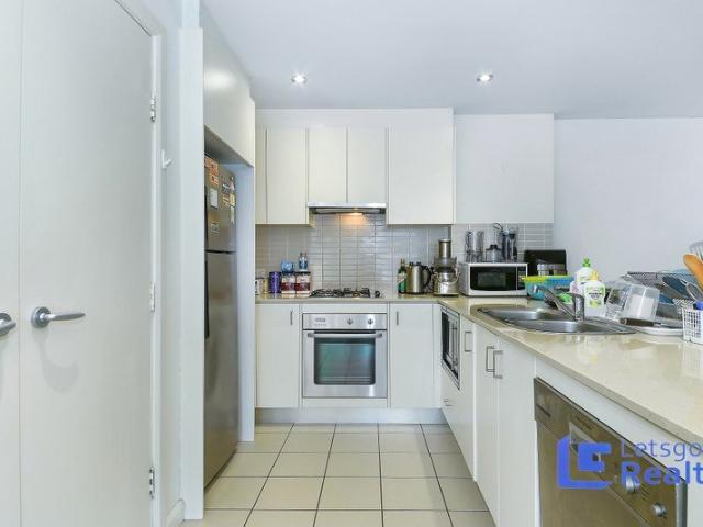BRIGHT LUXURY TWO BEDROOM APARTMENT