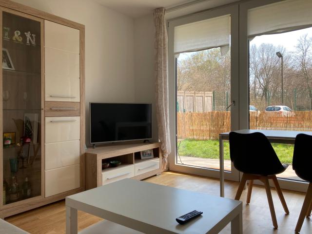 Bright & Modern Oasis with Private Garden | Dedicated Desk & Fast Transit