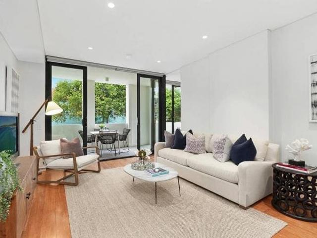 Bright Modern Apartment with Breezy Appeal