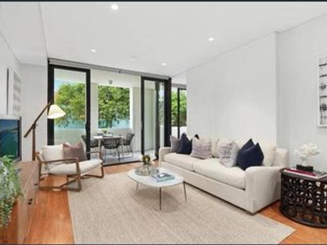 Bright Modern Apartment with Breezy Appeal
