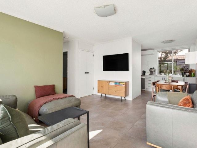 Bright Modern Apartment in a Quality Eastlakes Building