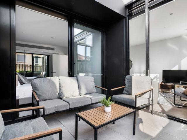 Bright & Modern Fully Furnished 1 Bedroom Apartment