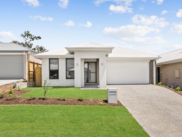 Bright, Modern Living with a Covered Alfresco in Flagstone