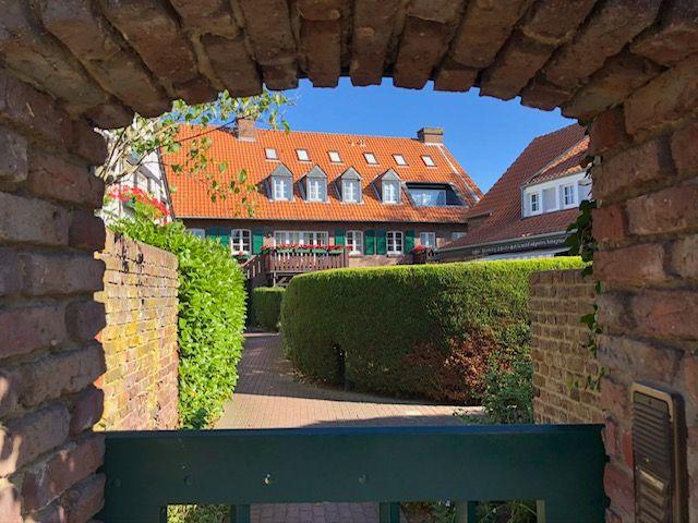 Bright, modern semi detached home with garden, Krefeld Amsterdam Apartments for Rent