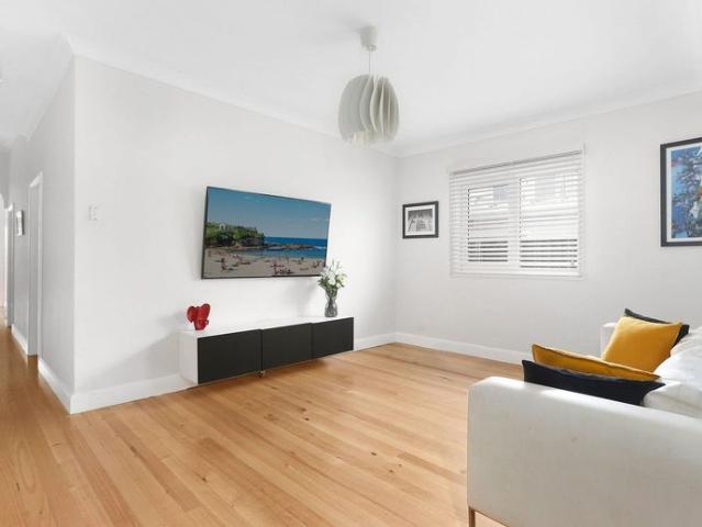 Bright modern semi in heart of bustling precinct