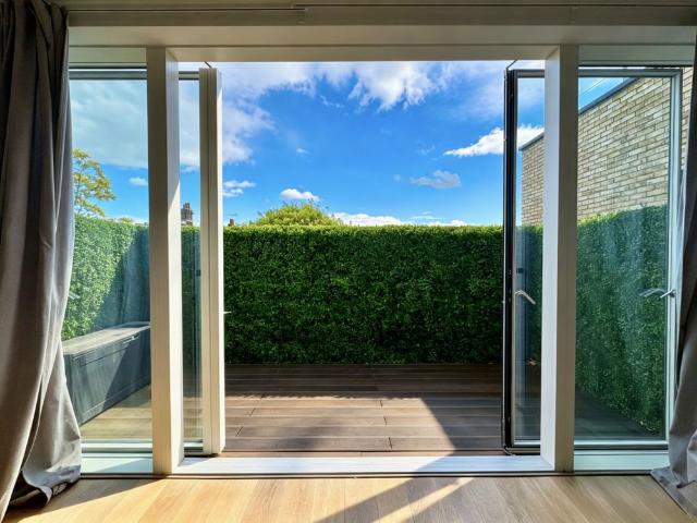 Bright, Modern & Spacious 2 Bed Flat with Terrace