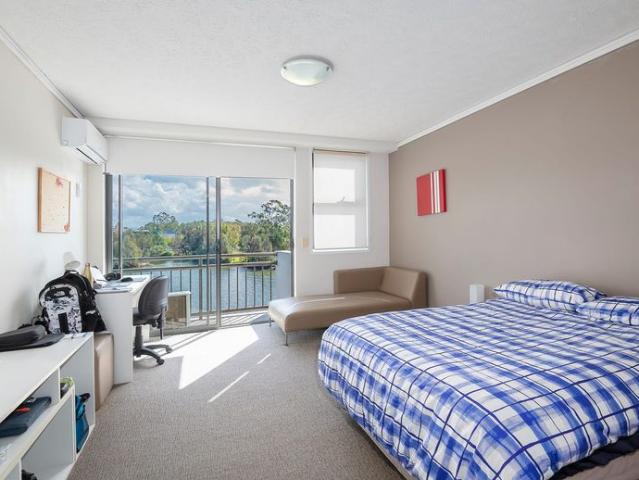 Bright Modern Unit with Premium Amenities Student Accommodation only