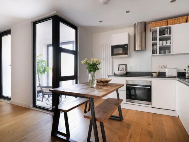 Bright modern 1 bed flat off Hackney Rd E2
