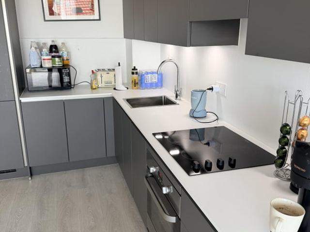 Bright & Modern 1 Bed Flat with Private Balcony
