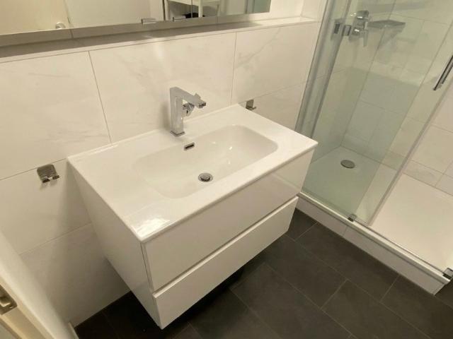 Bright & modern 1 bedroom apartment with balcony and like new bathroom