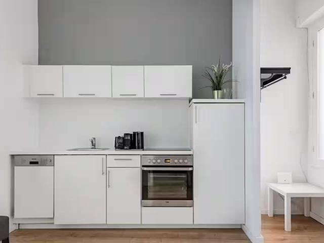 Bright & Modern 1 BR | Ideal for Relocation & Mid Term Stays – 2 min to Meto, Vienna Amsterdam Apartments for Rent