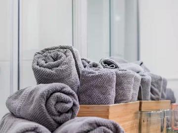 Bright & Modern 1 BR | Ideal for Relocation & Mid Term Stays – 2 min to Meto, Vienna Amsterdam Apartments for Rent