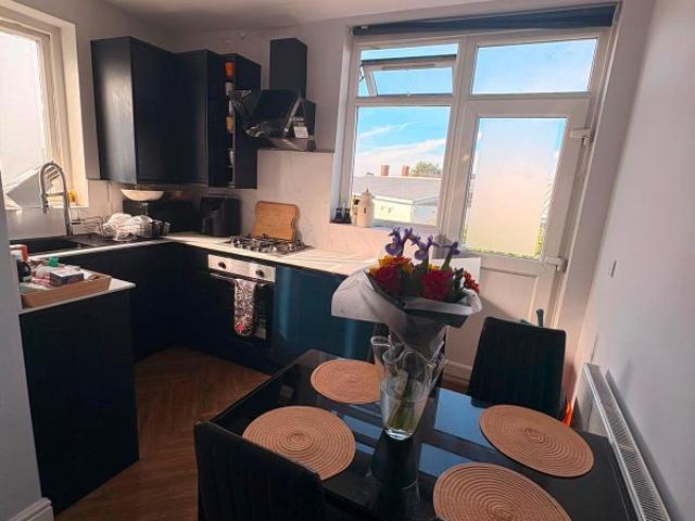 Bright Modern 2 Bed Flat New Malden