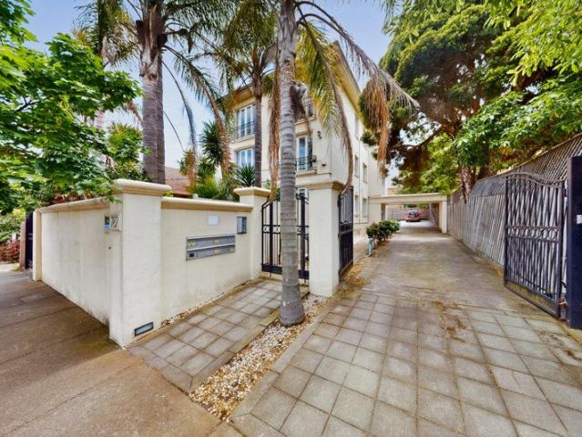 Bright & Modern 2 Bedroom Apartment in Prime Location