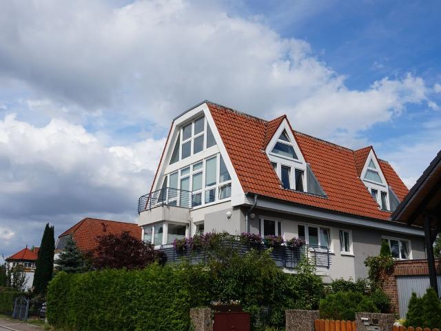 Bright Maisonette Apartment with Large Terrace and Beautiful Garden close to Britzer Garten, in walking distance from U6 Alt Mariendorf, Berlin Amsterdam Apartments for Rent