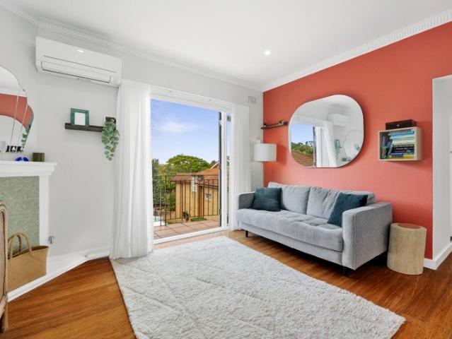 Bright north east facing Art Deco apartment
