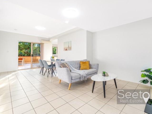 Bright & North East facing, Freshly Updated, Split level Gem