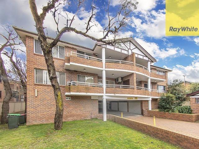 BRIGHT, NORTH FACING LIVING IN A QUIET, CONNECTED POCKET