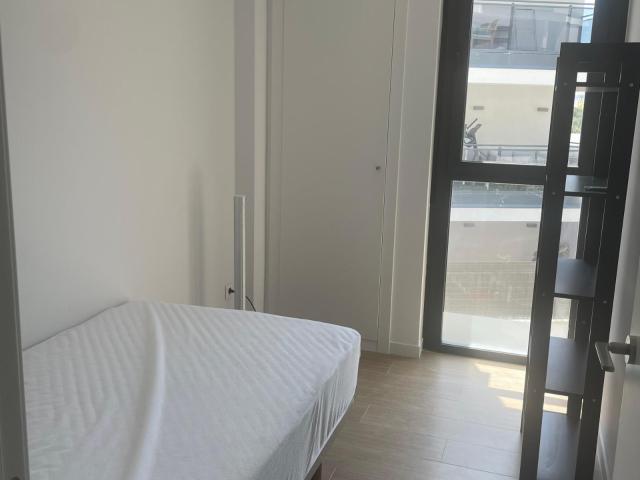 Bright single bedroom in 3 bedroom apartment