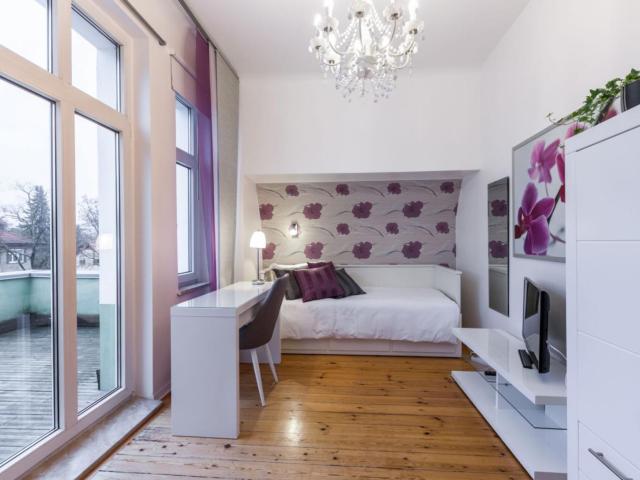 Bright single bedroom in 6 bedroom apartment