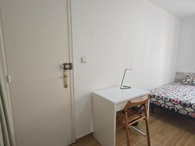 Bright single bedroom in a shared flat close to the Universitat de Barcelona
