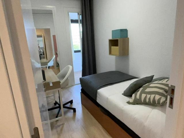 Bright single Bedroom in Barcelona