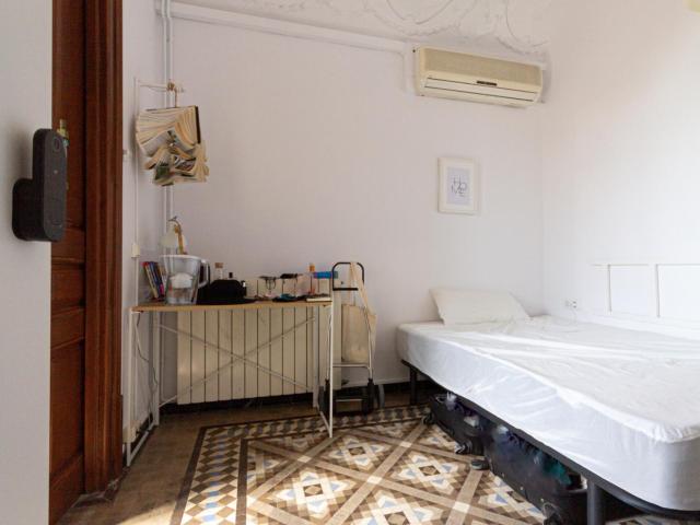 Bright single bedroom in Dreta de l'Eixample