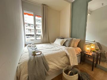 Bright single bedroom in shared flat in Sarrià Sant Gervasi