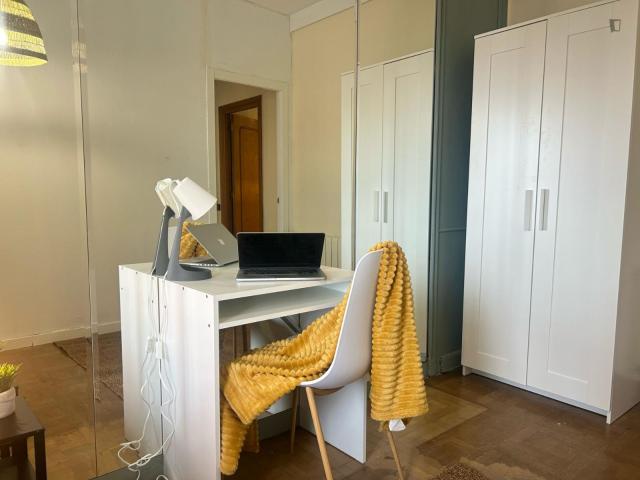 Bright single bedroom in shared flat in Sarrià Sant Gervasi